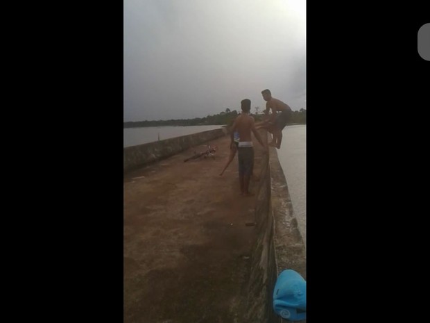 Durante brincadeira, jovem morre após ser empurrado de ponte; VÍDEO