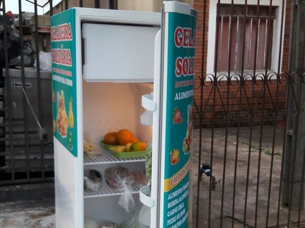 Mulher coloca geladeira na calçada com alimentos para ajudar necessitados
