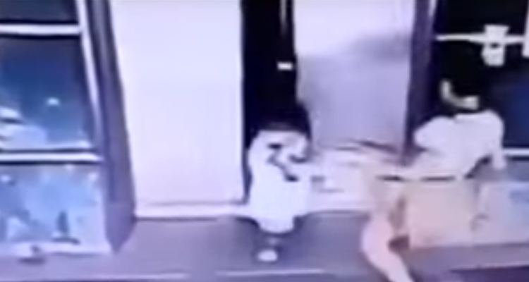 Mãe chuta filha de três anos para evitar tragédia