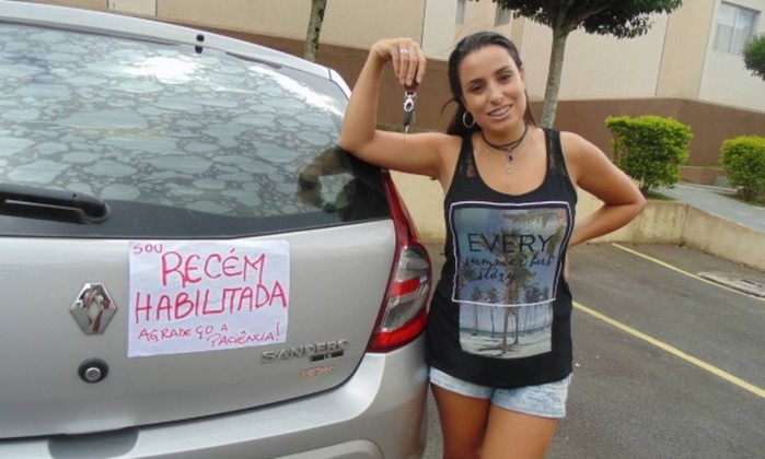 Recém-habilitada, mulher pede paciência no trânsito com cartaz colado no carro e viraliza
