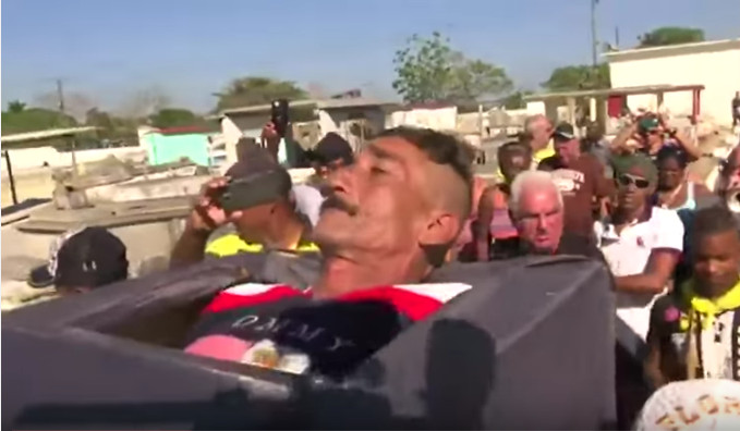 Homem é enterrado vivo e o motivo é 'inusitado'; Vídeo