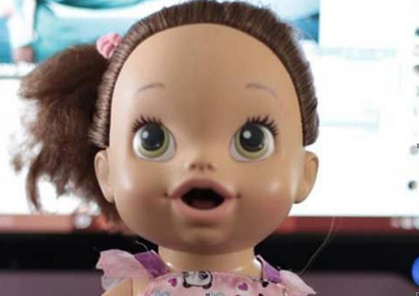 Mulher se aterroriza com boneca 'endemoniada' e desabafa no Facebook