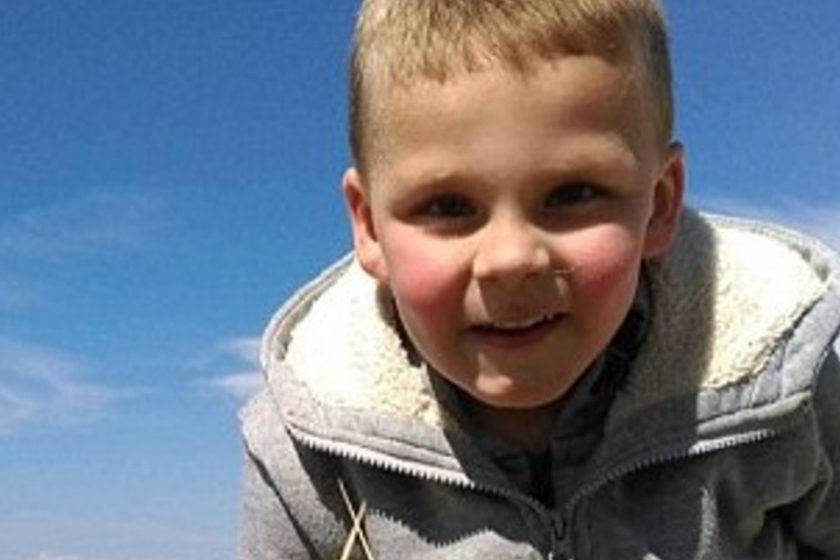 Menino de 5 anos morre após ser castigado por fazer xixi na cama dos pais 