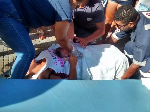 Jovem dá à luz durante banda de carnaval 