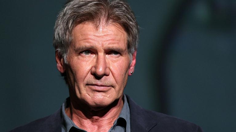 Avião pilotado por Harrison Ford quase colide com voo levando 110 passageiros 