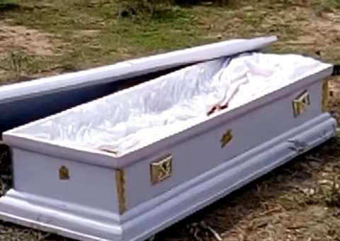 Durante enterro, morto é retirado do caixão por causa de dívida 
