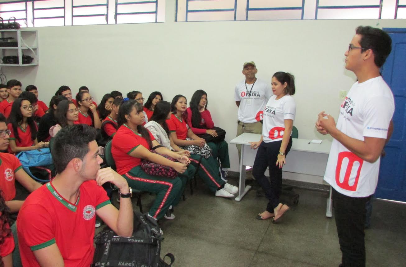 Estudantes do ensino médio recebem orientação sobre trânsito seguro