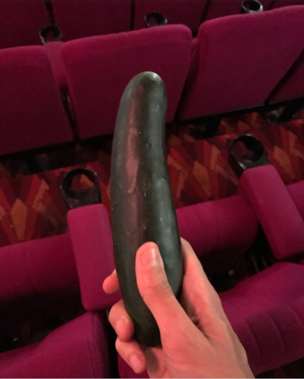 Pepino é encontrado dentro de cinema após sessão de 'Cinquenta Tons Mais Escuros'