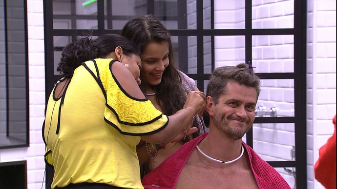 BBB 17: Marcos muda visual e mulherada pira na web  