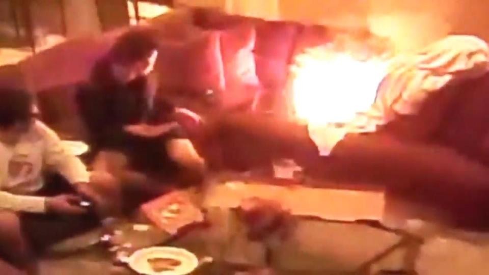 Laptop explode enquanto jovem joga videogame ao lado