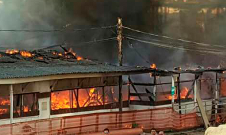 Galpão de obras pega fogo na zona Oeste de Manaus