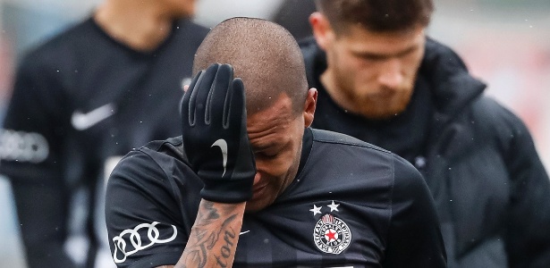 Jogador brasileiro chora ao ser chamado de macaco durante partida na Sérvia