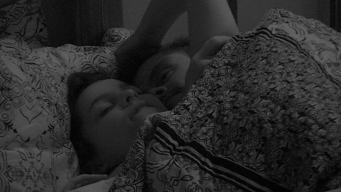   BBB 17: Movimentação constante no edredom de Marcos e Emilly repercute na web 
