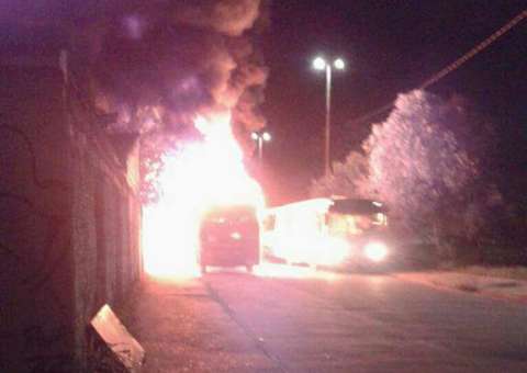 Vídeo: Em menos de 24 horas, 3 ônibus são incendiados em Manaus