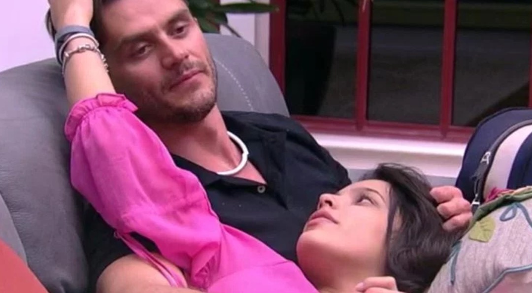 Emilly revela para Marcos que já foi casada e brother faz brincadeira 'nossa, mas que rodada né?'