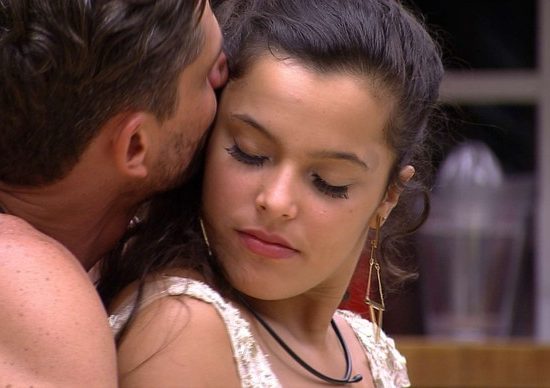 BBB17: Pai de Emilly ainda não sabe de noite picante da filha, afirma Mayla