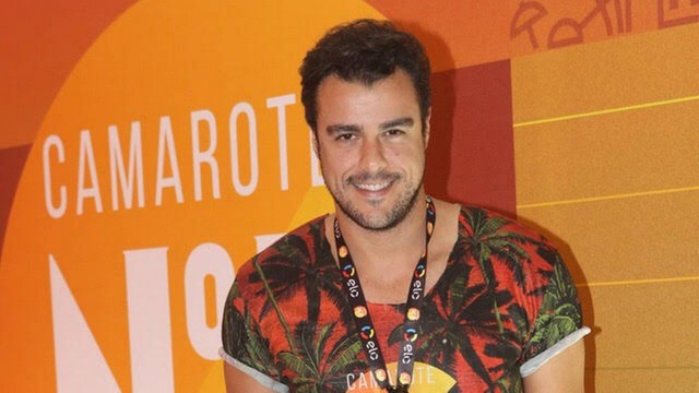 Joaquim Lopes causa climão ao paquerar noiva em camarote da Sapucaí