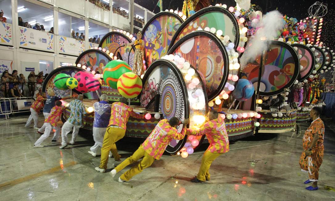 Carro alegórico que feriu 20 pessoas na Sapucaí estava com roda danificada, afirma perícia