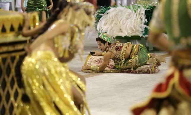 Vídeo: Mocidade tem Aladim 'real' com tapete que voa sobre Sapucaí