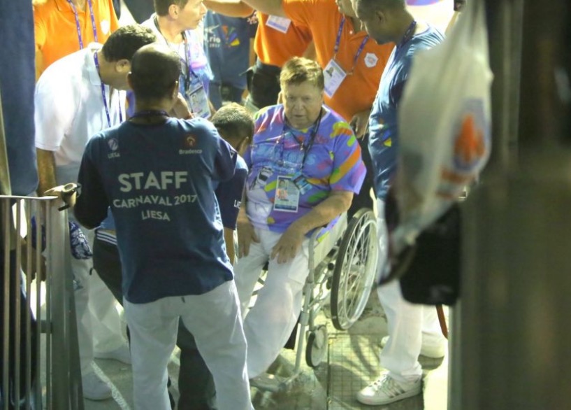 Boni passa mal e deixa Sapucaí de cadeira de rodas