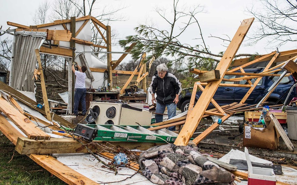   Tornado atinge cidade dos EUA e deixa pelo menos três mortos 