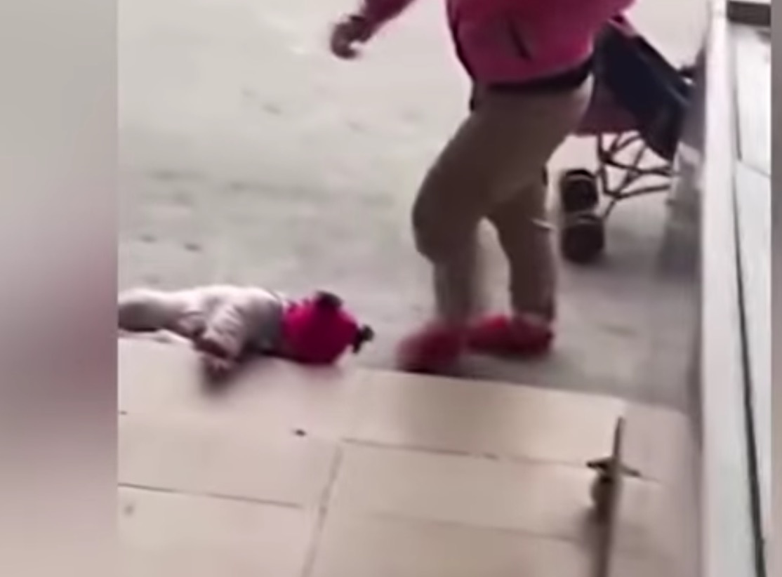 Mãe chuta bebê no chão e diz: 'estava muito estressada'
