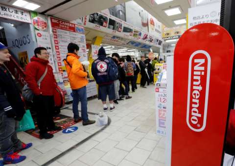 Fãs de games fazem filas para lançamento do novo console da Nintendo