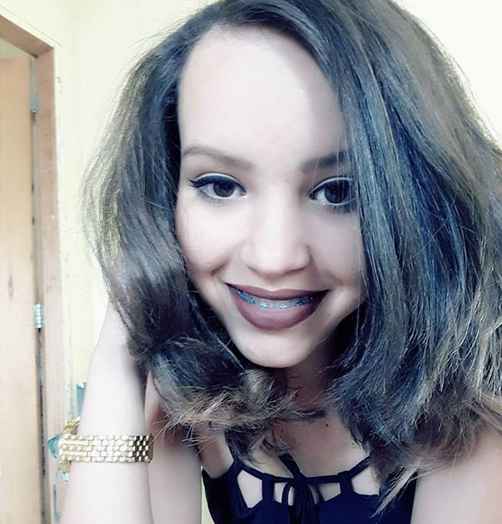 Após sair para trabalhar, jovem é achada morta com pescoço cortado 