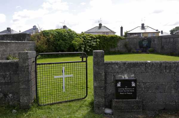 Fossa com 800 bebês é achada em orfanato católico na Irlanda 