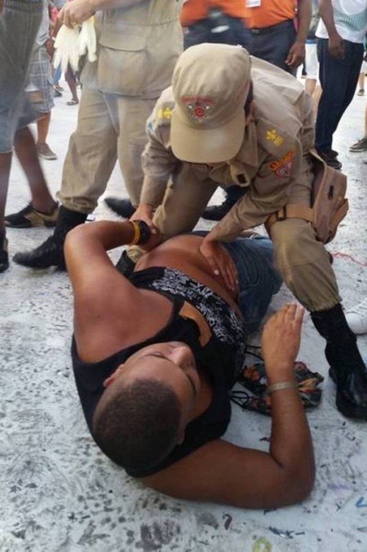 Desfile de campeãs termina com homem baleado na Sapucaí