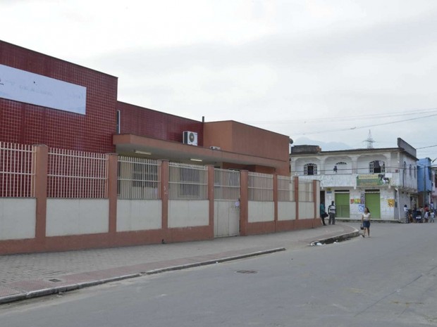 Homens armados furam fila da vacina da febre amarela e causam pânico em posto de saúde 