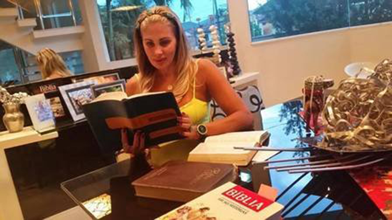 Após escrever conto erótico, Ângela Bismarchi revela que vai produzir obra cristã