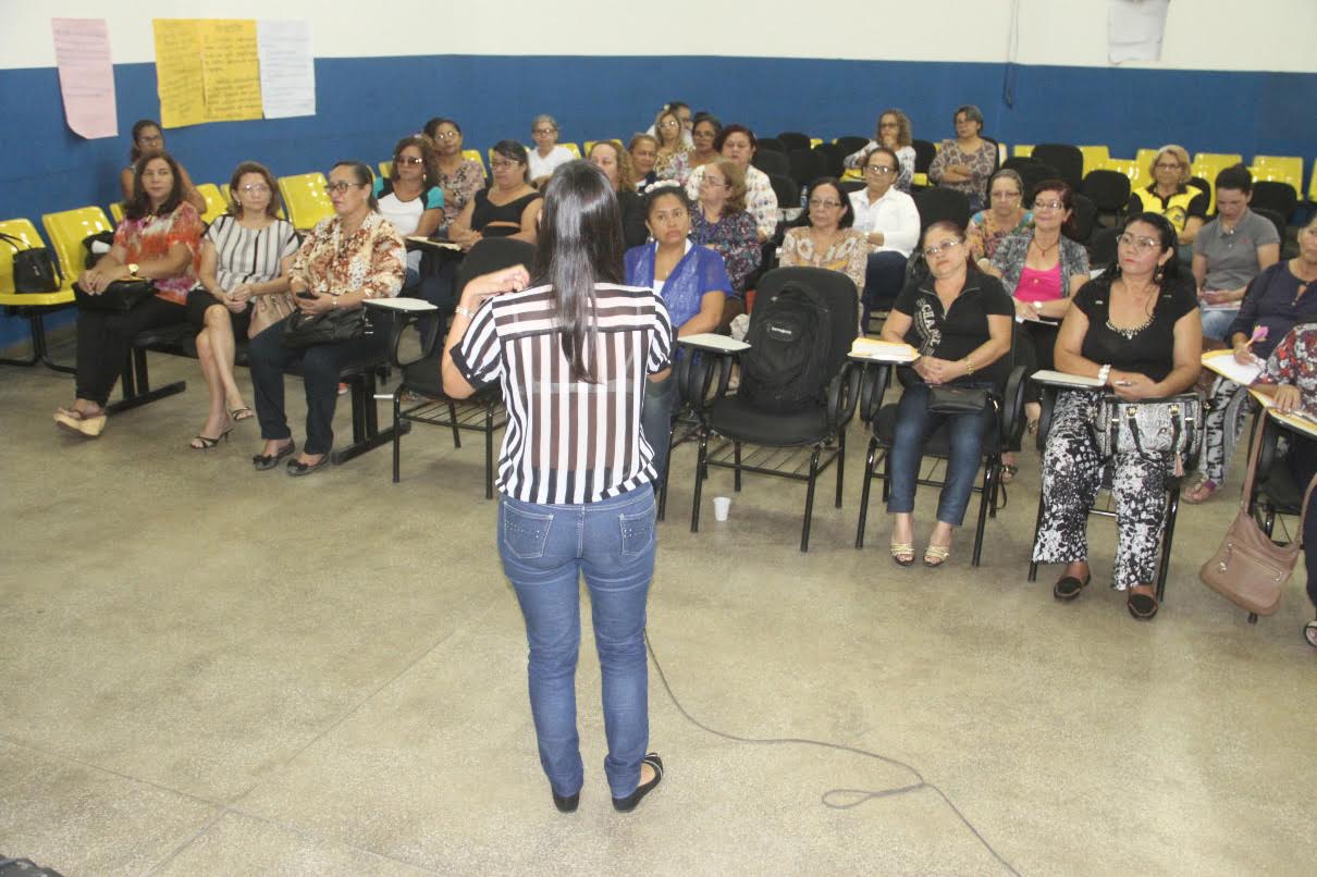 Agentes de saúde escolar participam de oficinas temáticas em Manaus 
