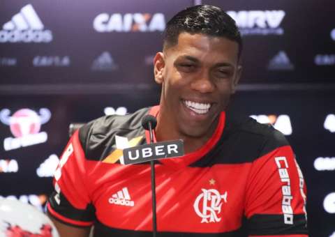 Berrío empolga torcida do Fla e vira Barry Allen de “Flash” na web