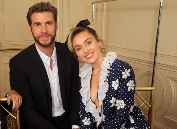Pai de Miley Cyrus sugere que cantora se casou e leva fãs à loucura