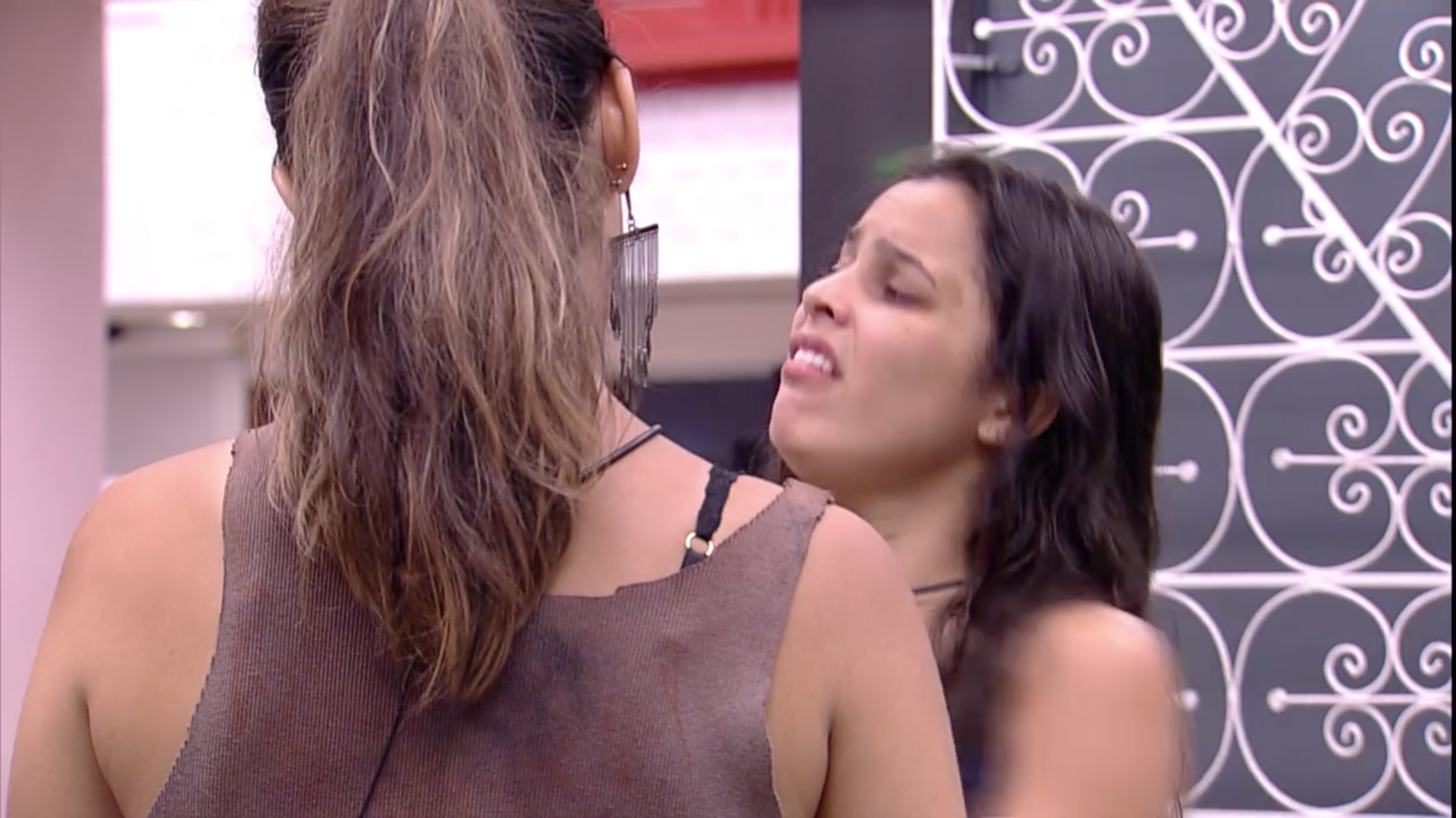 Depois de climão em festa, Emilly critica Marcos para Vivian