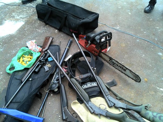 PF encontra armamentos pesados em embarcação de prefeito no Amazonas