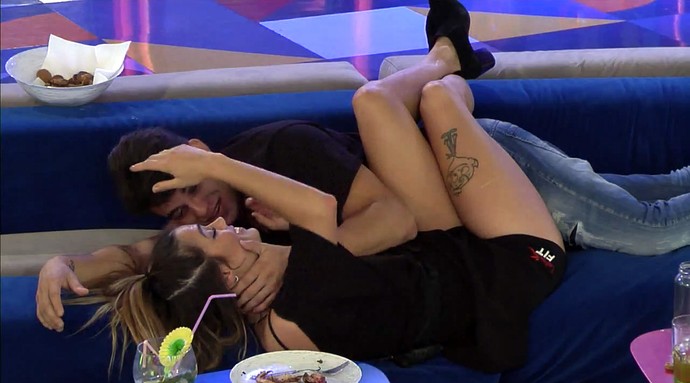 No Gran Hermano, Antônio e Alyson trocam beijos em festa
