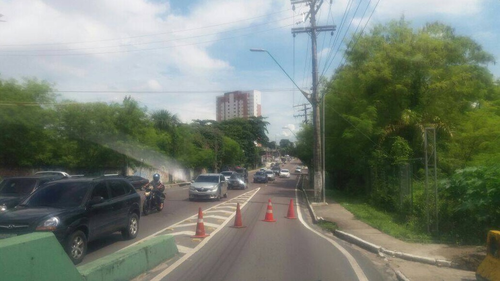 Em Manaus, trânsito é interrompido após rompimento em Avenida Ephigênio Salles 