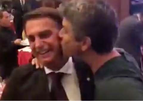 Márcio Garcia é detonado por internautas após aparecer beijando Bolsonaro em vídeo