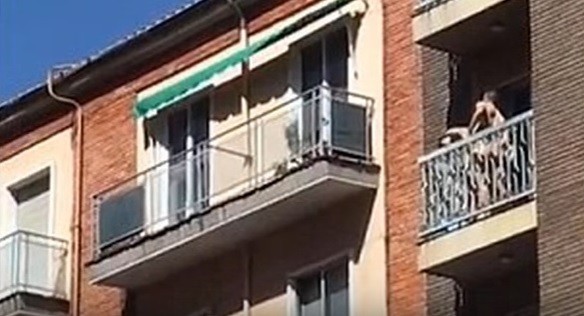 TV exibe casal fazendo sexo à luz do dia em varanda de prédio  