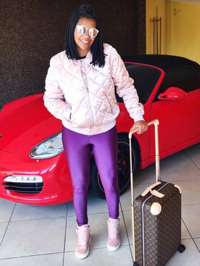 Ludmilla ostenta carrão de luxo no Rio; saiba quando custa 