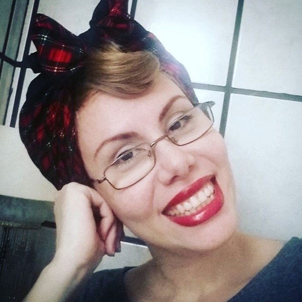 Filha de Baby do Brasil anuncia curso para mulheres “deixarem de ser cachorras”