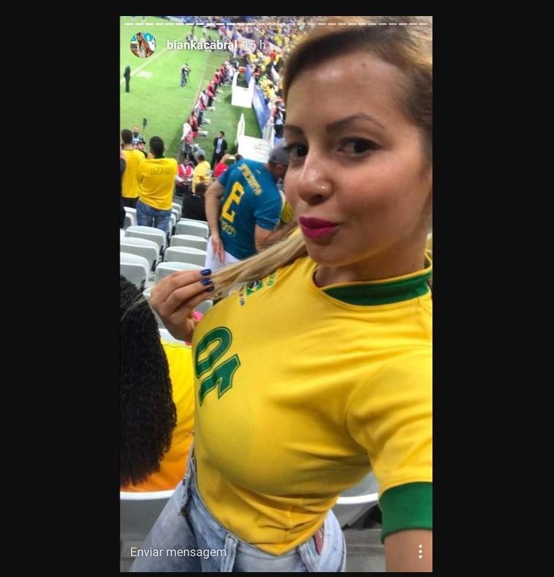 Após polêmica de topless no jogo do Brasil, Musa do Vasco declara: ‘foi no calor da emoção’