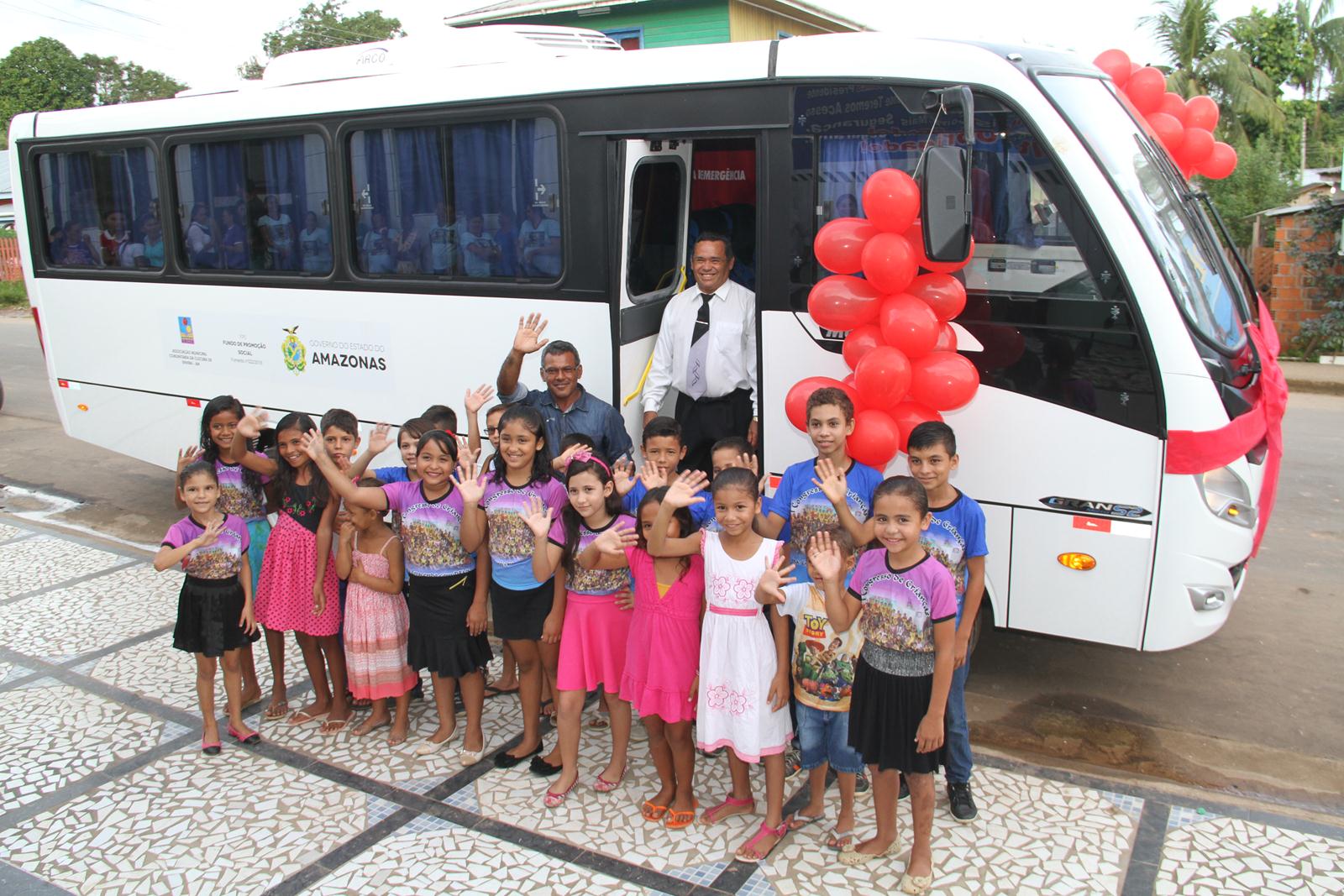 FPS entrega microonibus para associação que atende crianças e idosos no Amazonas