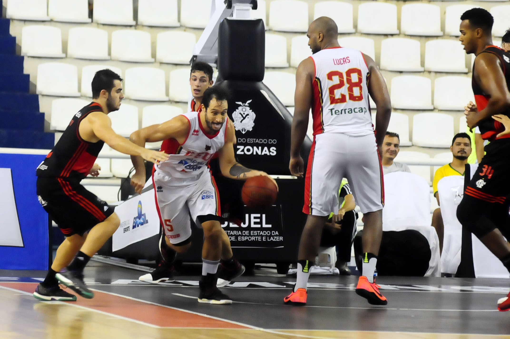 Em duelo de gigantes pelo NBB, Brasília derrota o Flamengo