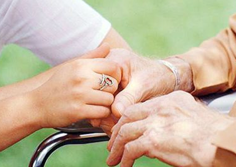 Fundação Doutor Thomas abre 70 vagas para curso de cuidador de idosos em Manaus