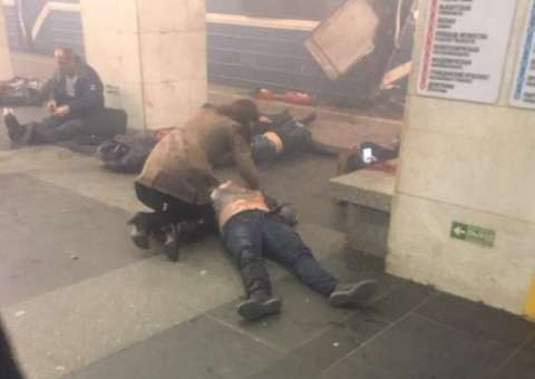 Vídeos mostram momentos de desespero após explosão em metrô na Rússia, confira