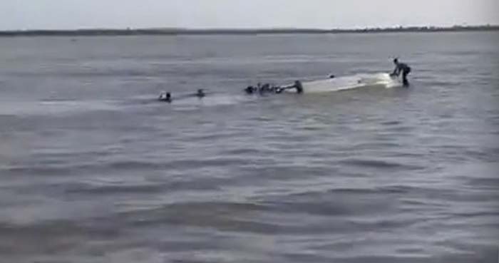 Lancha naufraga com  15 pessoas na orla de  Manacapuru