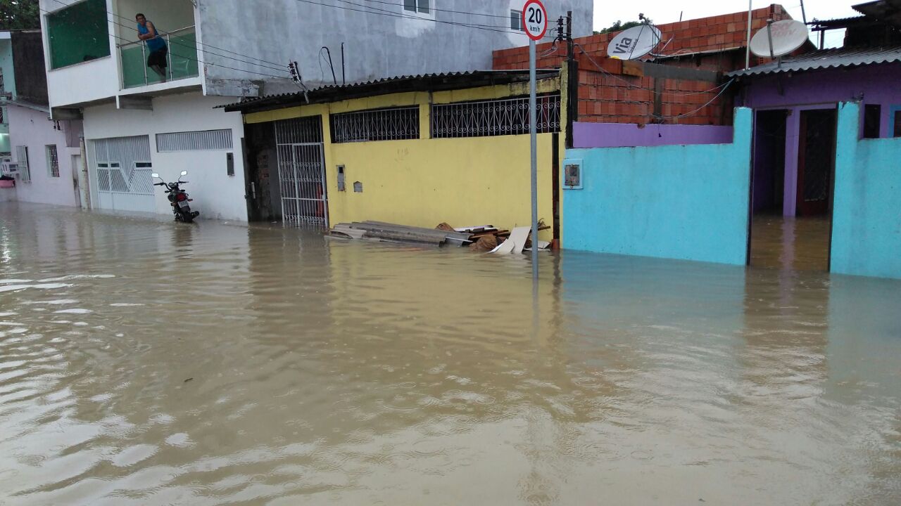  Em Manaus, forte chuva causa alagamento em diversos pontos da cidade 